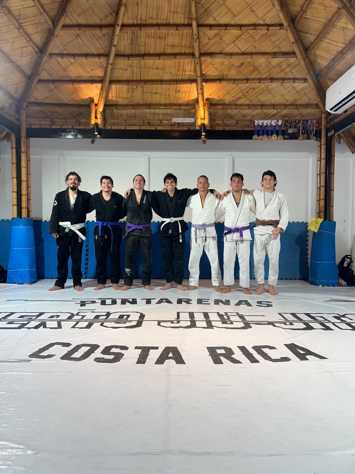 Instrucción técnica y práctica grupal en el tatami