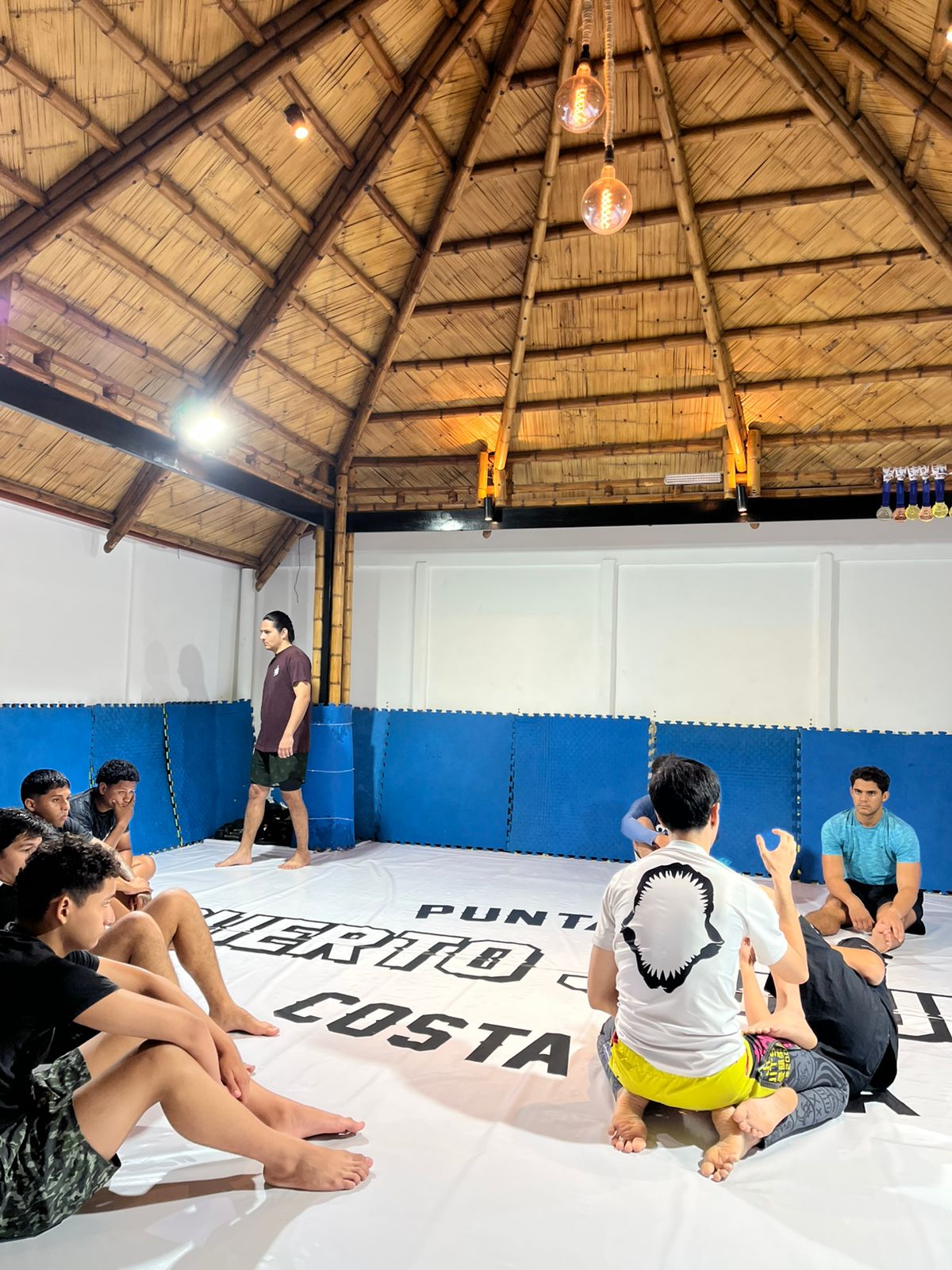 Alumnos entrenando Jiu-Jitsu sin kimono